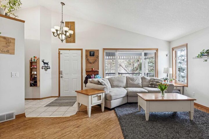 Photo de la propriété:  6 Sheep River Crescent  AB T1S 1N6 