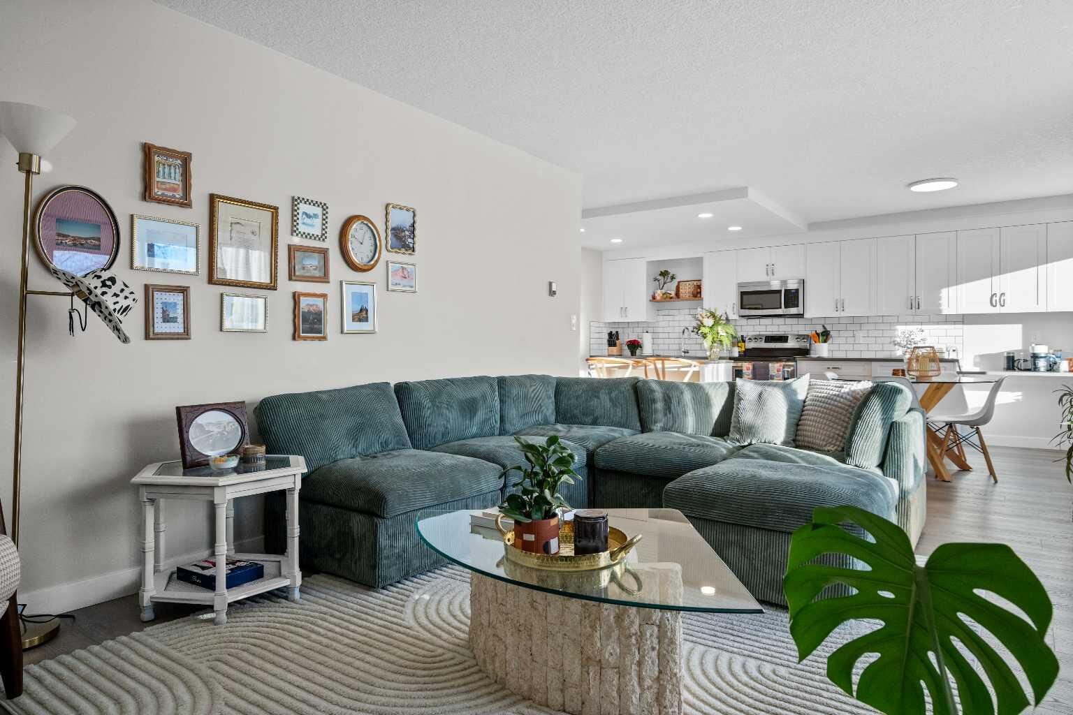 Property Photo:  1208 14 Avenue SW 201  AB T3C 0V9 