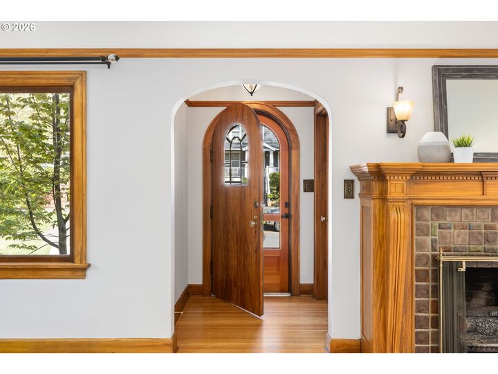 Property Photo:  3826 NE Couch St  OR 97232 