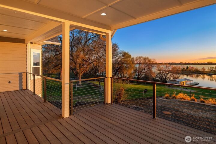 Property Photo:  