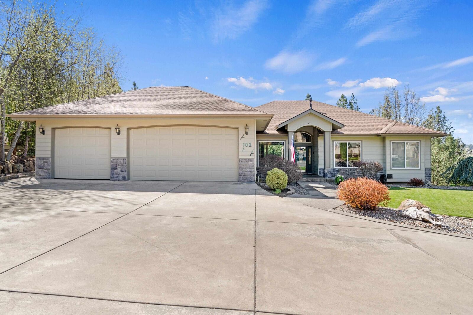 Property Photo: 102 N Lindeblad Ln WA 99019