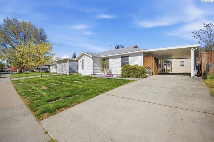Property Photo:  510 Cottonwood Dr  WA 99352 
