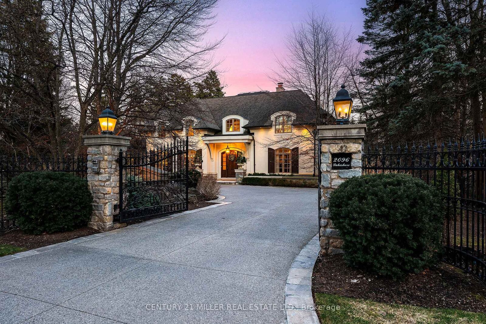 Property Photo:  2096 Lakeshore Road E  ON L6J 1M3 