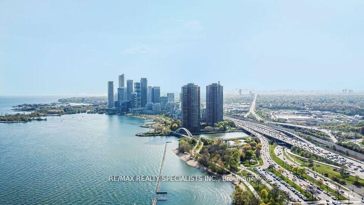 Property Photo:  1926 Lakeshore Boulevard W 3711  ON M6S 1A1 