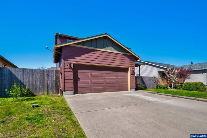 Property Photo:  230 NW Sagan Lp  OR 97378 