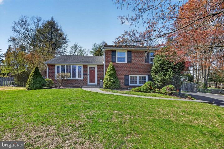 Property Photo: 305 Somerset Place PA 19086