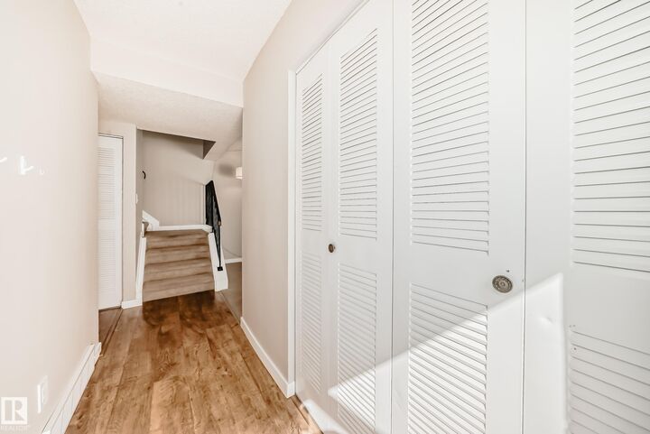 Property Photo:  6 Woodvale Village NW  AB T6L 1W4 