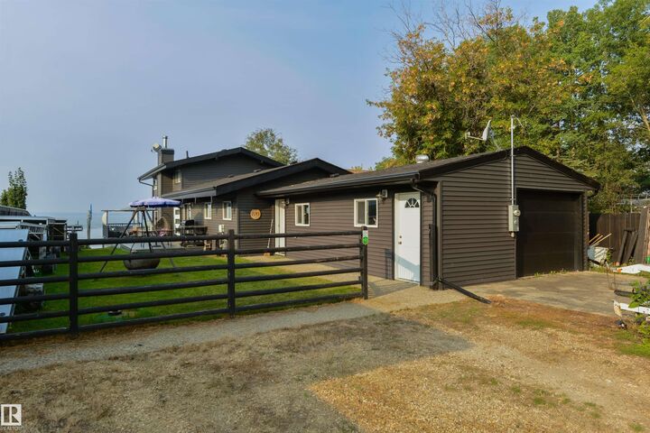Property Photo: 820 8 Street AB T0E 1A0