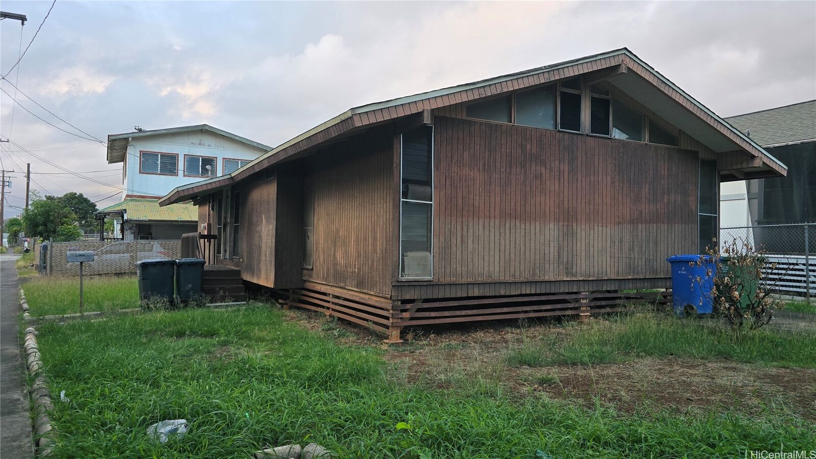Property Photo: 946 Halona Street HI 96817