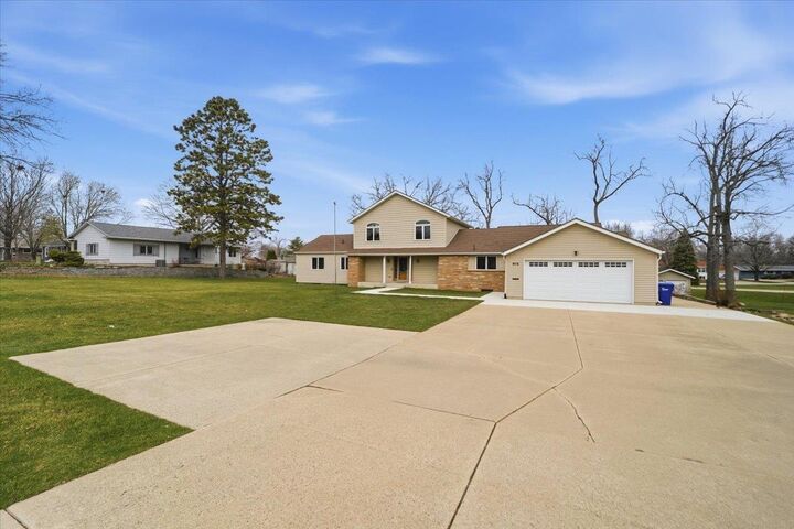 Property Photo:  913 E Charles  IA 50662 