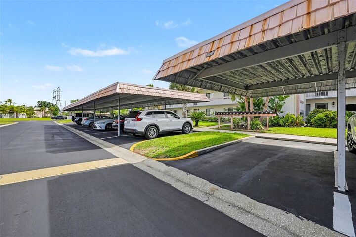 Property Photo:  172 Lakeview Way 172  FL 34677 