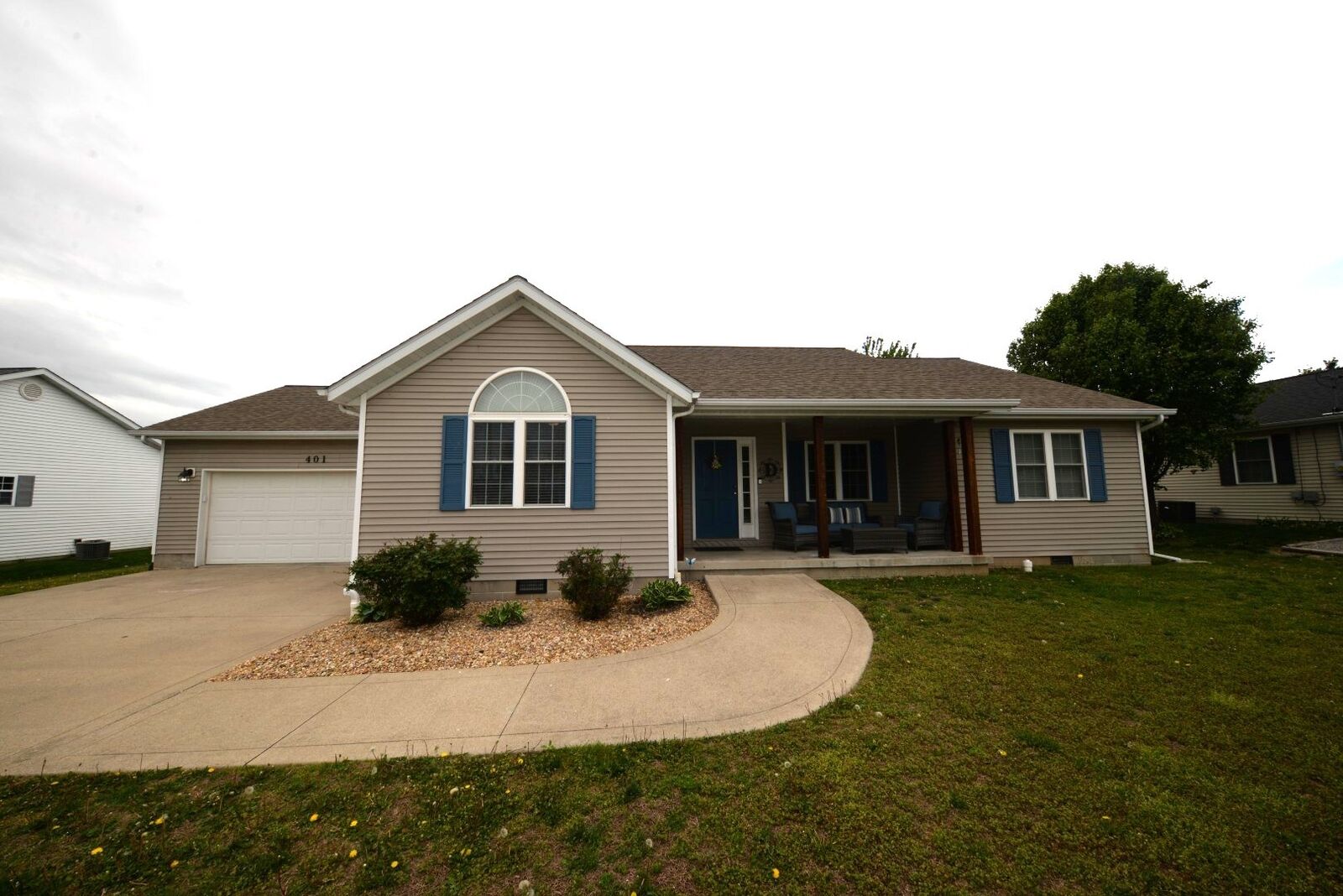 Property Photo:  401 E Beacon Court  IL 62864 