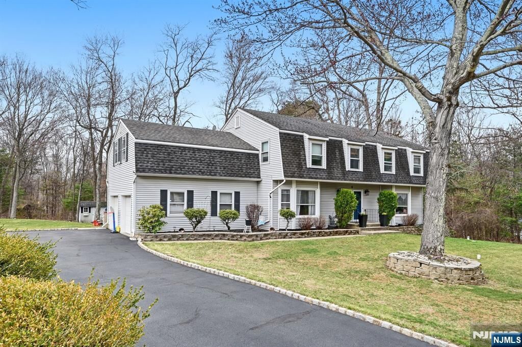 Property Photo:  6 Robin Drive  NJ 07438 