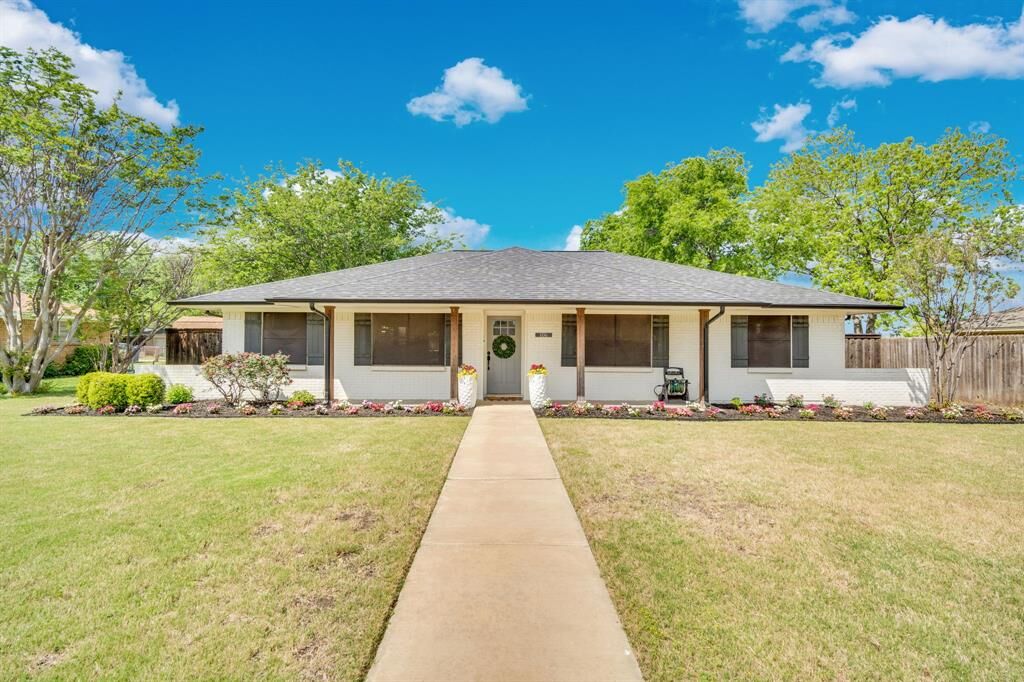 Property Photo:  106 Hillcrest Drive  TX 76065 
