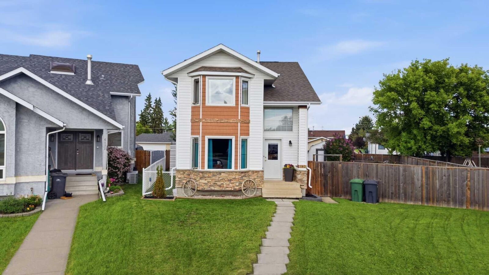 Property Photo: 6134 52 Street Close AB T4J 1E8