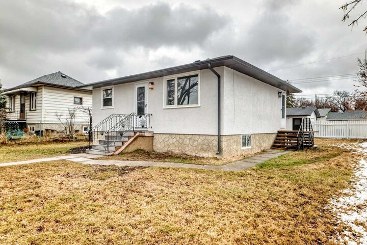 Photo de la propriété:  7634 21 Street SE  AB T2C 0V5 