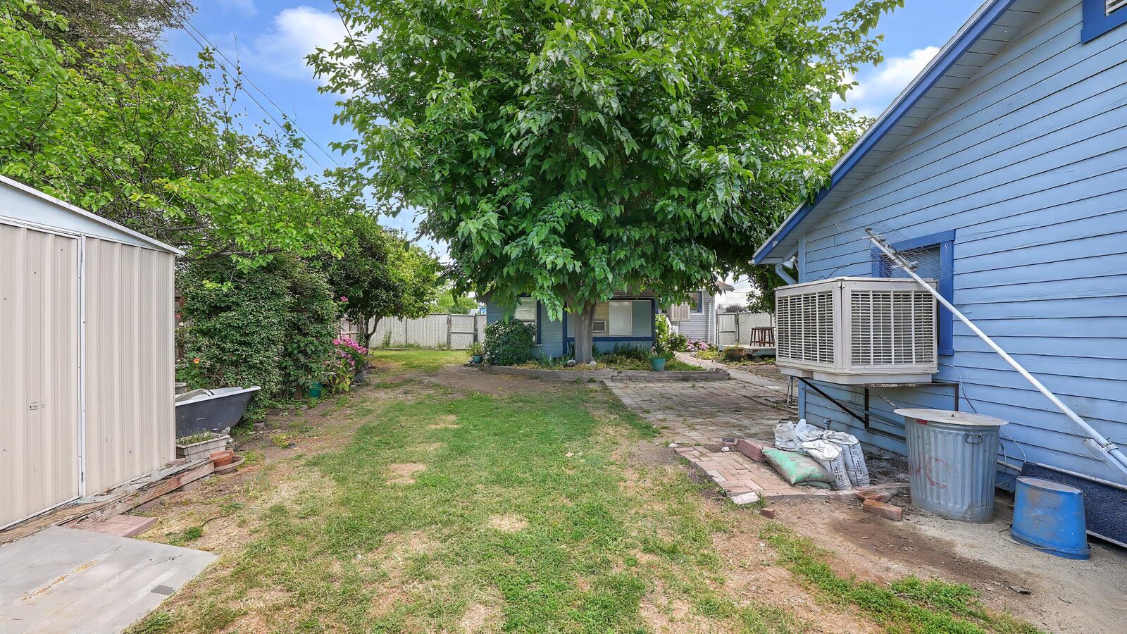 Property Photo:  104 N Orange Avenue  CA 93221 