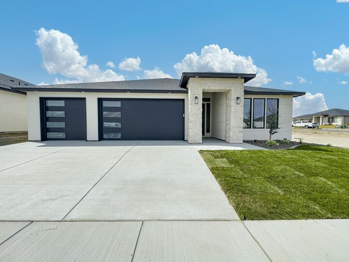 Property Photo:  2911 Meadowlark Ave  WA 99352 