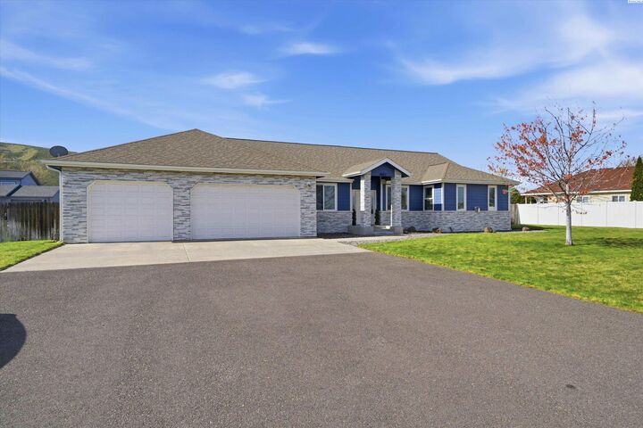 Property Photo:  4007 Keene Rd  WA 99352 