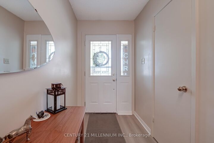 Property Photo:  69 Carisbrooke Court 69  ON L6S 3K1 