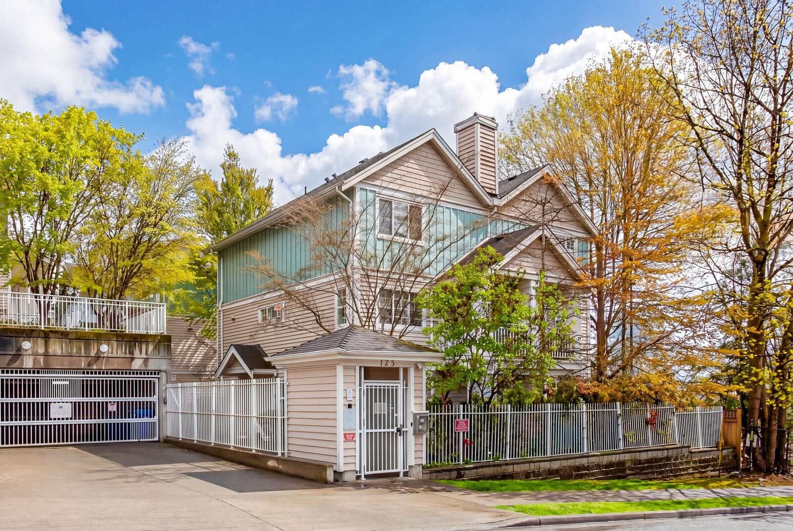 Property Photo:  123 Seventh Street 1  BC V3M 6Y2 