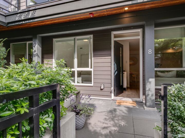 Property Photo: 533 E 3rd Street 8 BC V7L 1G4