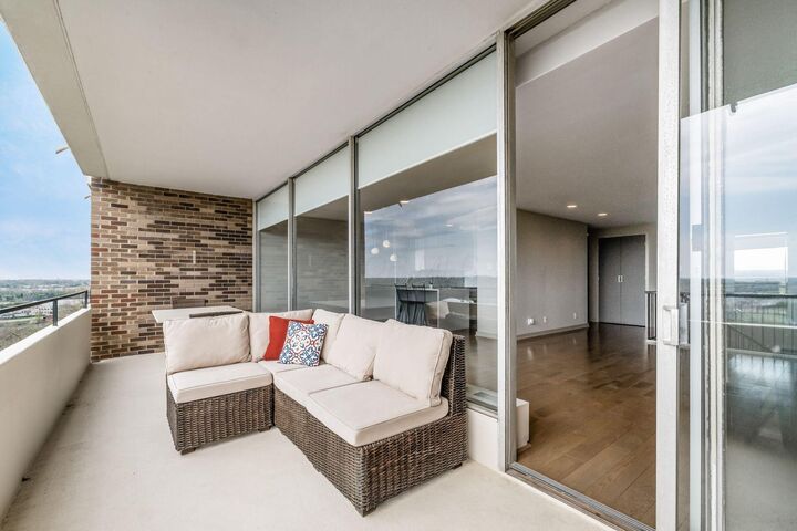 Property Photo:  1000 Urlin Avenue  OH 43212 