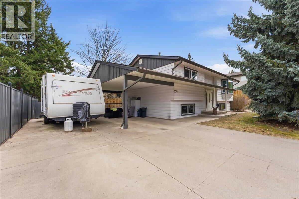 Property Photo:  330 27 Street Northeast  BC V1E 2A2 
