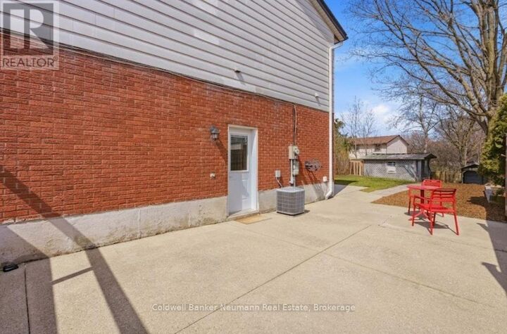 Photo de la propriété:  28 Chartwell Crescent  ON N1G 2T7 