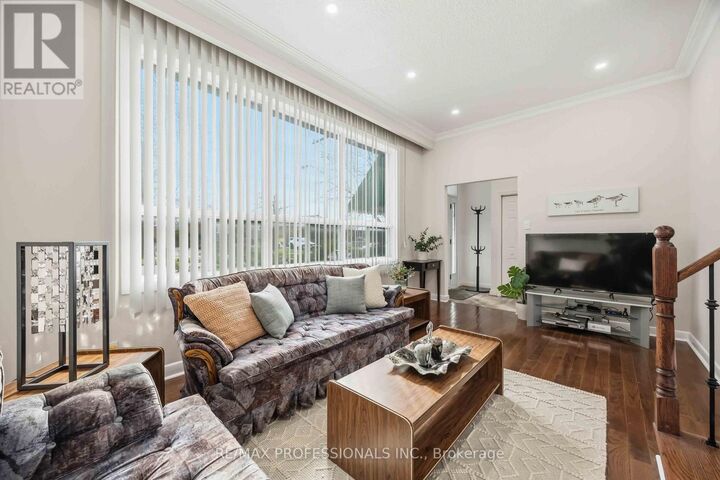Property Photo: 14 Dashwood Crescent ON M9V 2N8