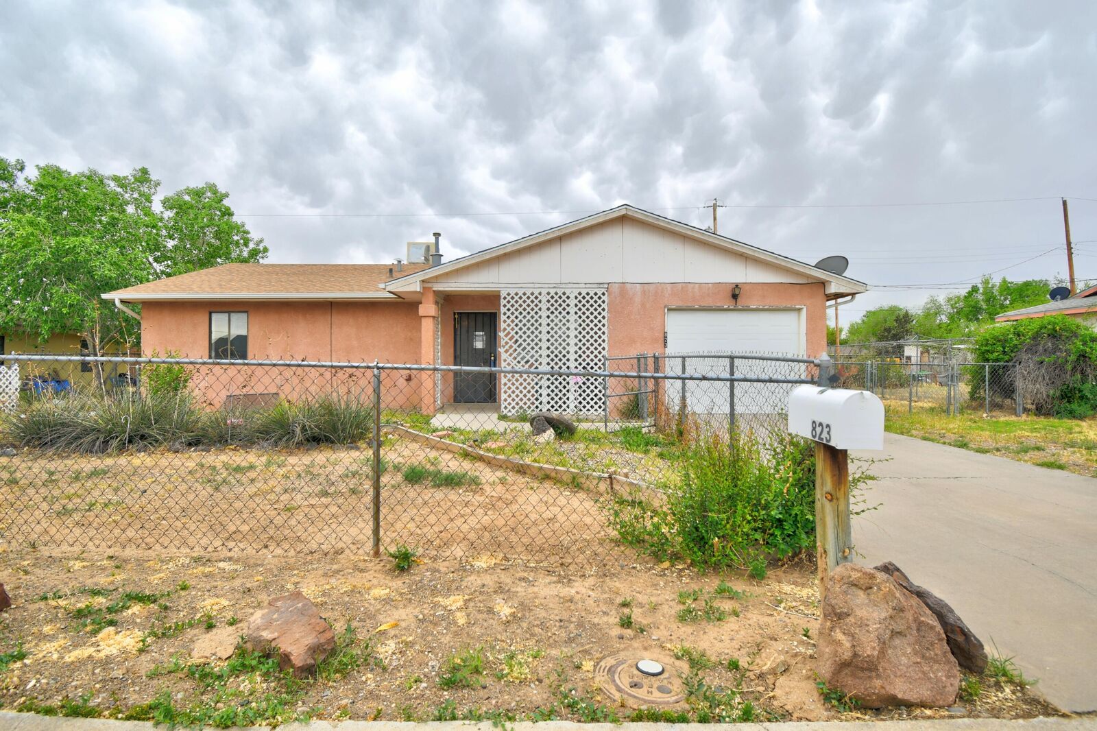 Property Photo:  823 La Luz Drive  NM 87002 
