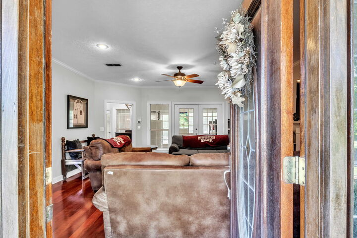 Property Photo:  301 Linden Circle  MS 39759 