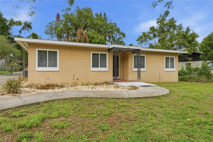 Property Photo: 126 E Magnolia Avenue FL 34737