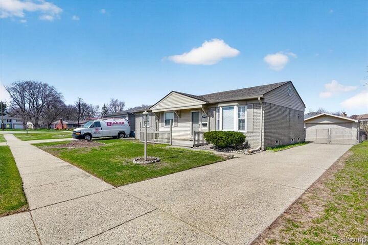 Property Photo:  38662 Summers Street  MI 48154 4994 