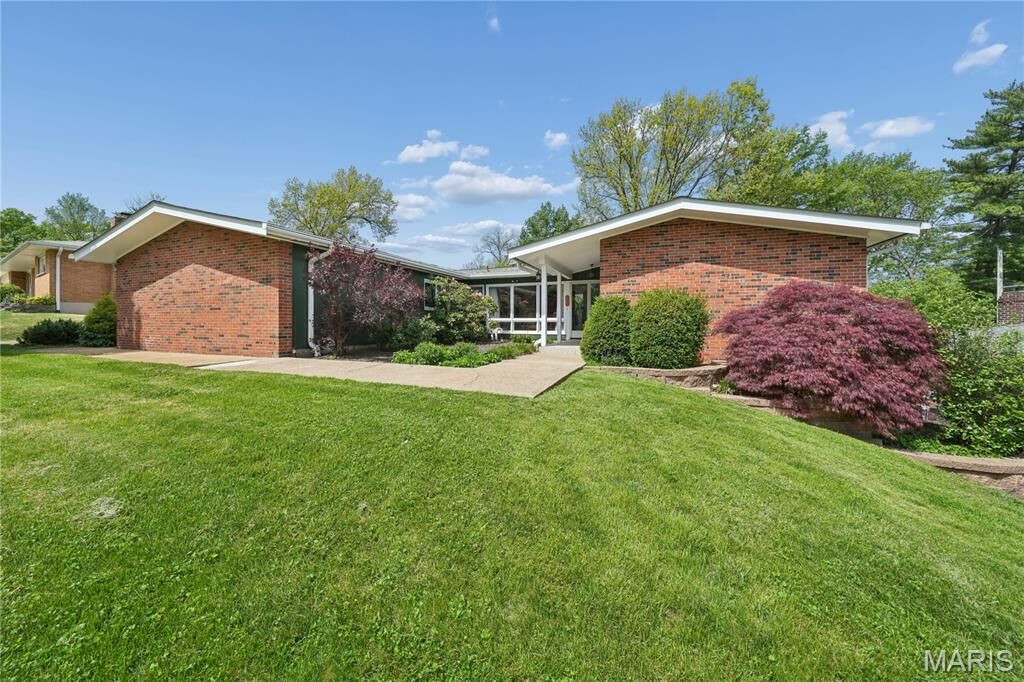 Property Photo:  2417 Sunnybrook Drive  MO 63114 
