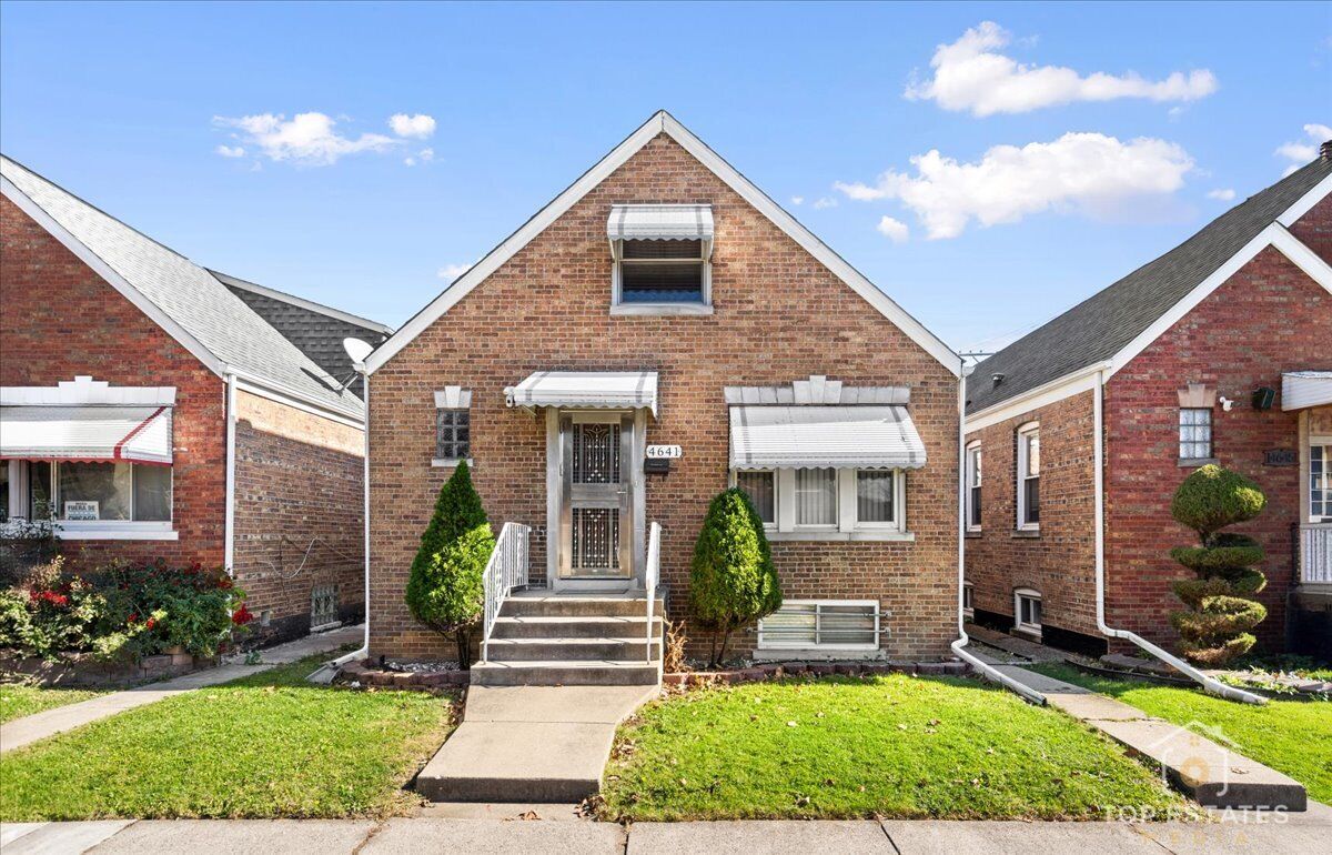 Property Photo: 4641 S Trumbull Avenue IL 60632