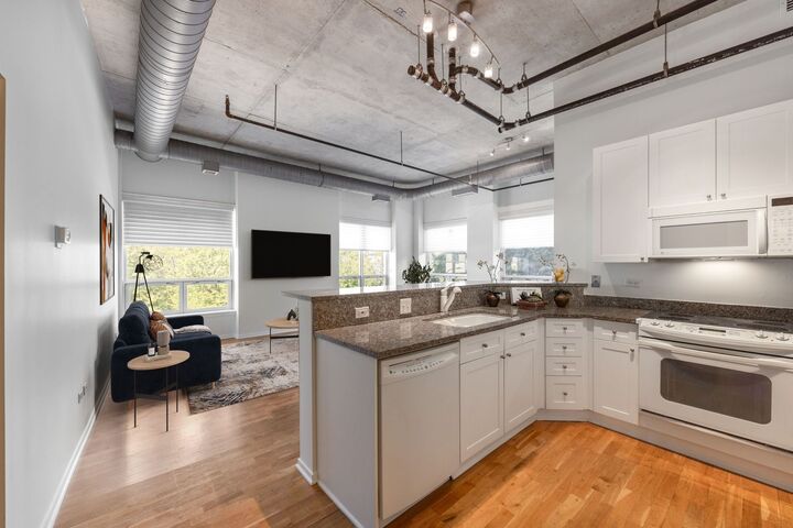 Property Photo:  1640 Maple Avenue 302  IL 60201 