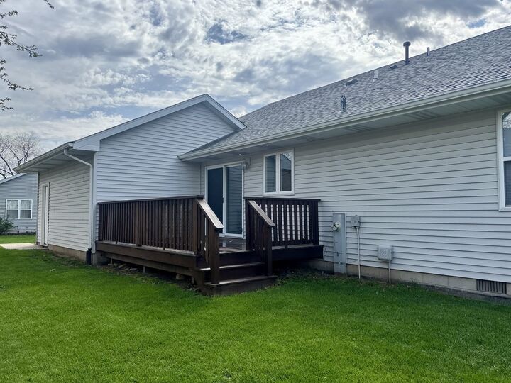 Property Photo:  824 E Kahler Road 824  IL 60481 