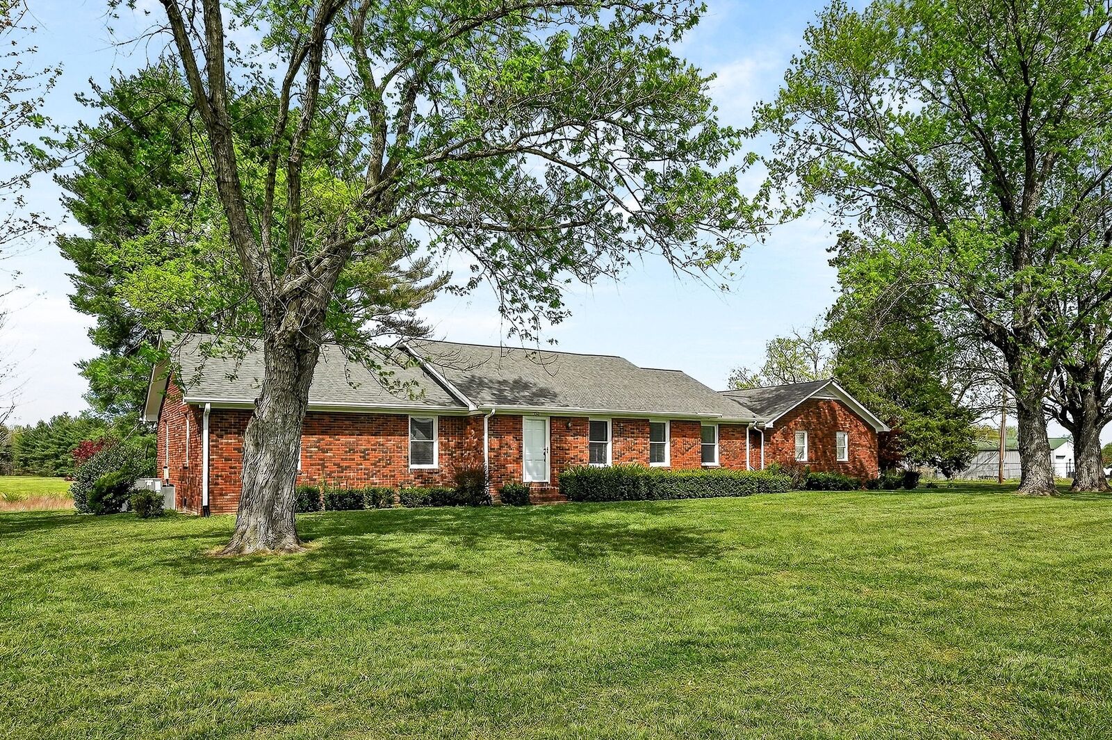 Property Photo: 530 W Main St TN 37166