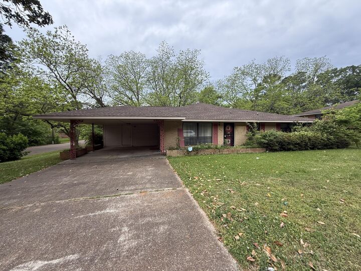 Property Photo:  215 Enoch Ave.  MS 38801 