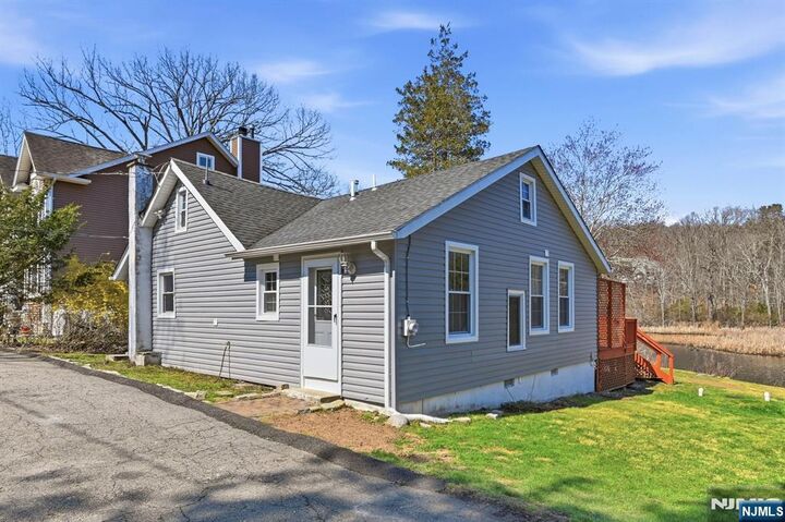 Property Photo:  6 Timberwood Lane  NJ 07438 