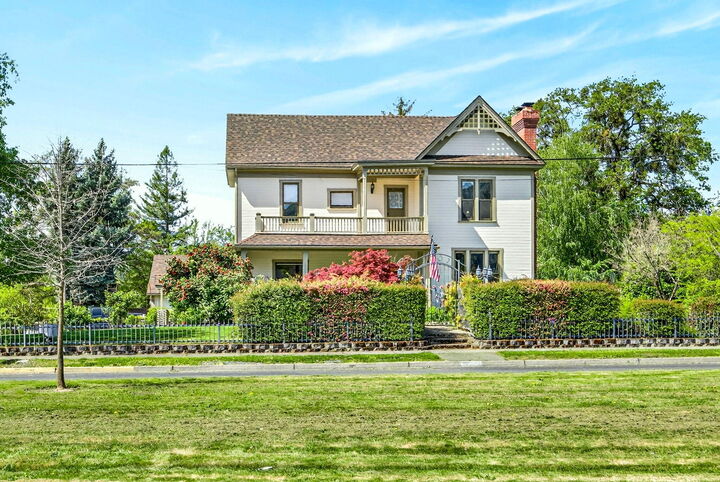 Property Photo:  1002 NW Washington Boulevard  OR 97526 