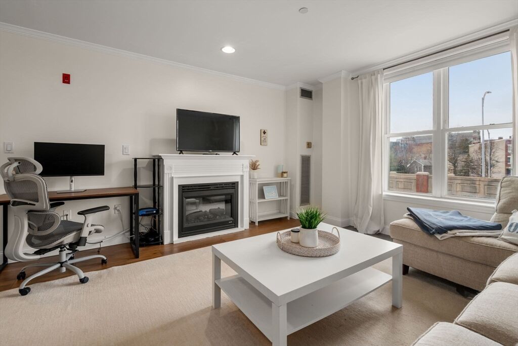 Property Photo:  65 Chelsea St 203  MA 02129 