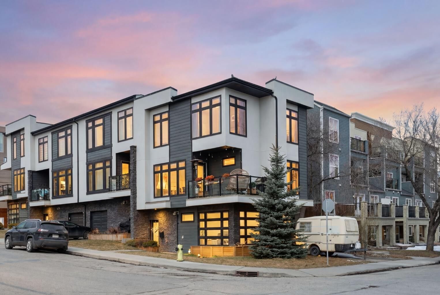 Property Photo:  1702 19 Avenue SW  AB T2T 6W6 
