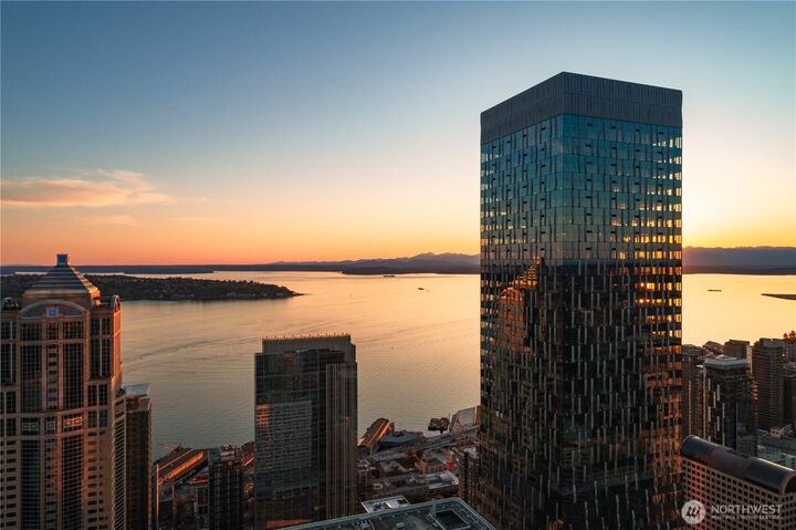 Property Photo:  1340  4th Avenue 5804  WA 98101 