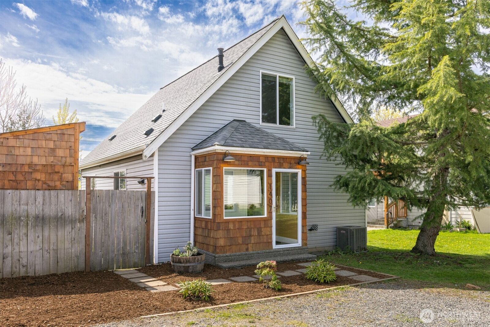 Property Photo: 1407 E Illinois Street WA 98226