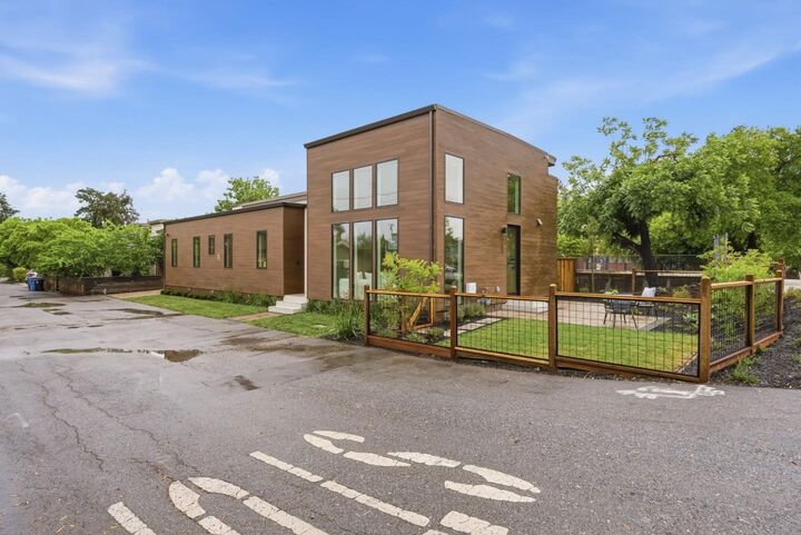 Property Photo:  702 Ellsworth Place  CA 94306 