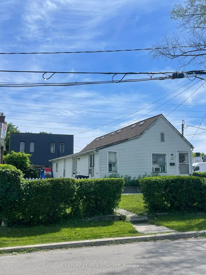 Property Photo:  1171 Roselawn Avenue  ON M6B 1C5 