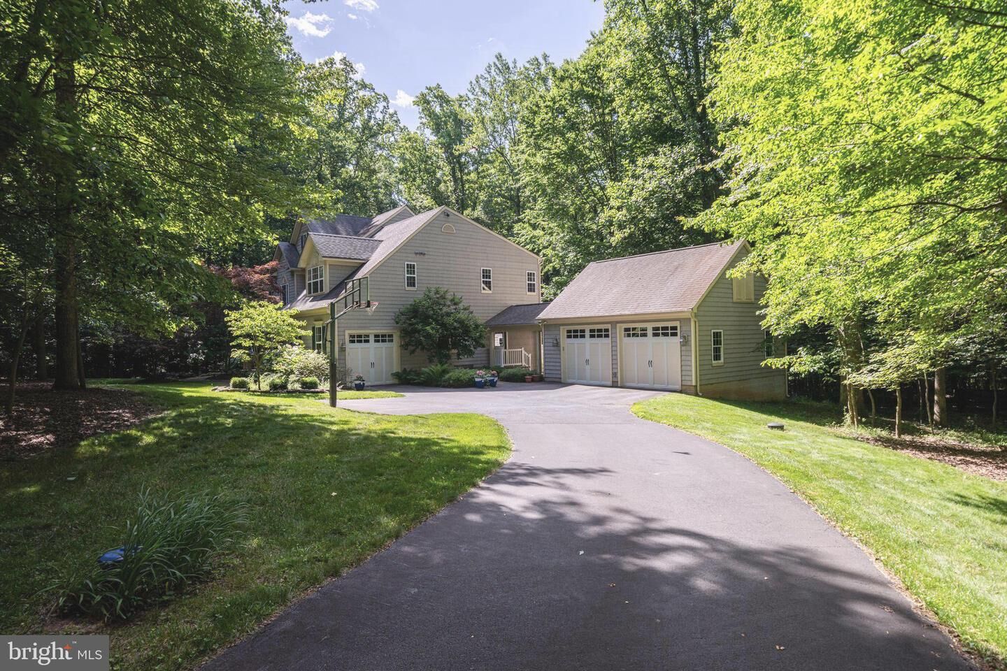 Property Photo:  40845 Forest Glen Drive  VA 20175 