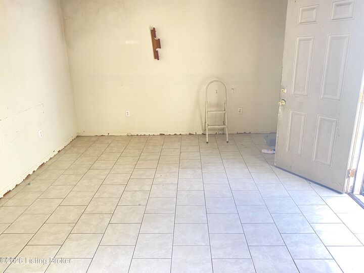 Property Photo:  2424 Crop St  KY 40212 